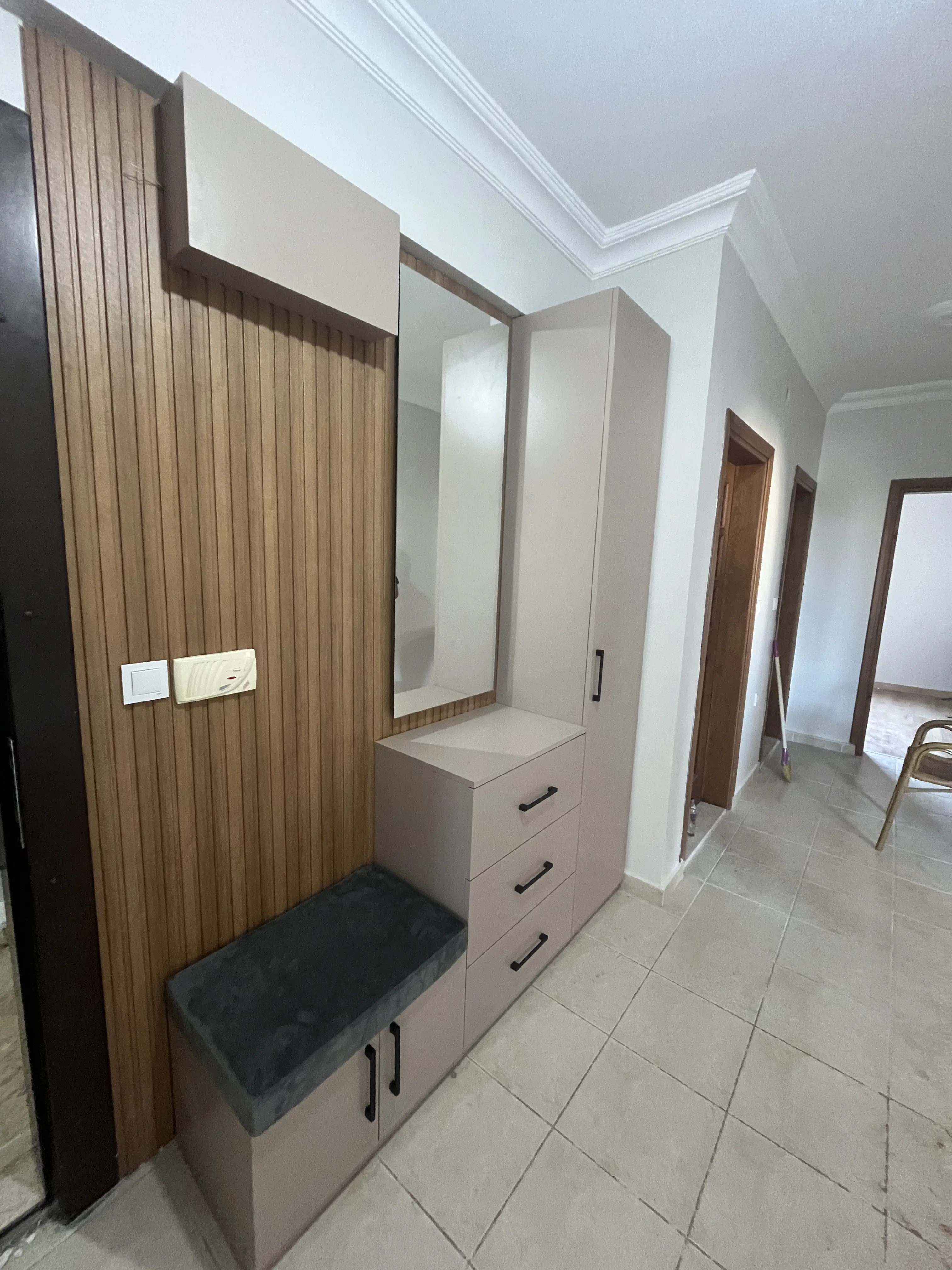 Fonksiyonel Portmanto Tasarımı – Düzenli ve Şık Giriş Alanları